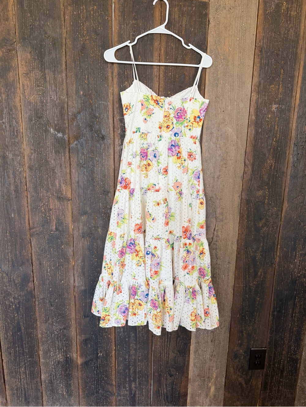 WAYF white midi dress with a colorful floral pattern and tiered skirt. - Picture 5 of 10